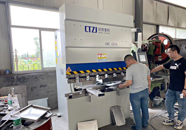 小型數(shù)控折彎機(jī)1 小型數(shù)控折彎機(jī)1